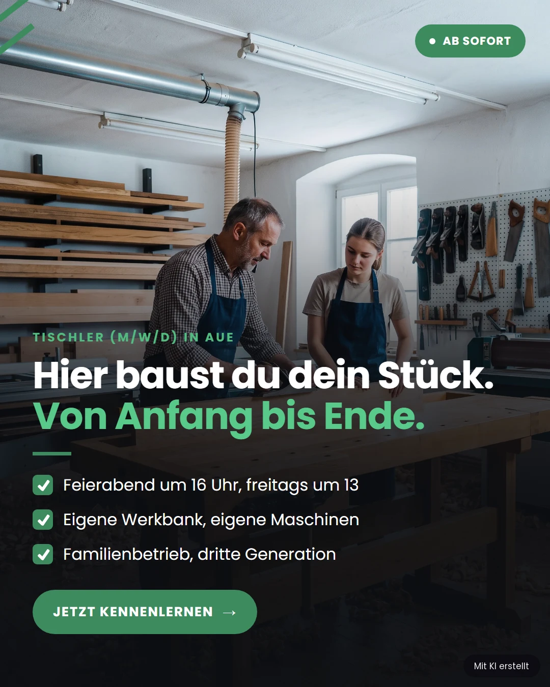 Die fertige Stellenanzeige im Hochformat: dieselbe Tischlerei, zwei erfundene Personen an der Werkbank, Überschrift „Hier baust du dein Stück. Von Anfang bis Ende.“, unten rechts der Hinweis „Mit KI erstellt“.